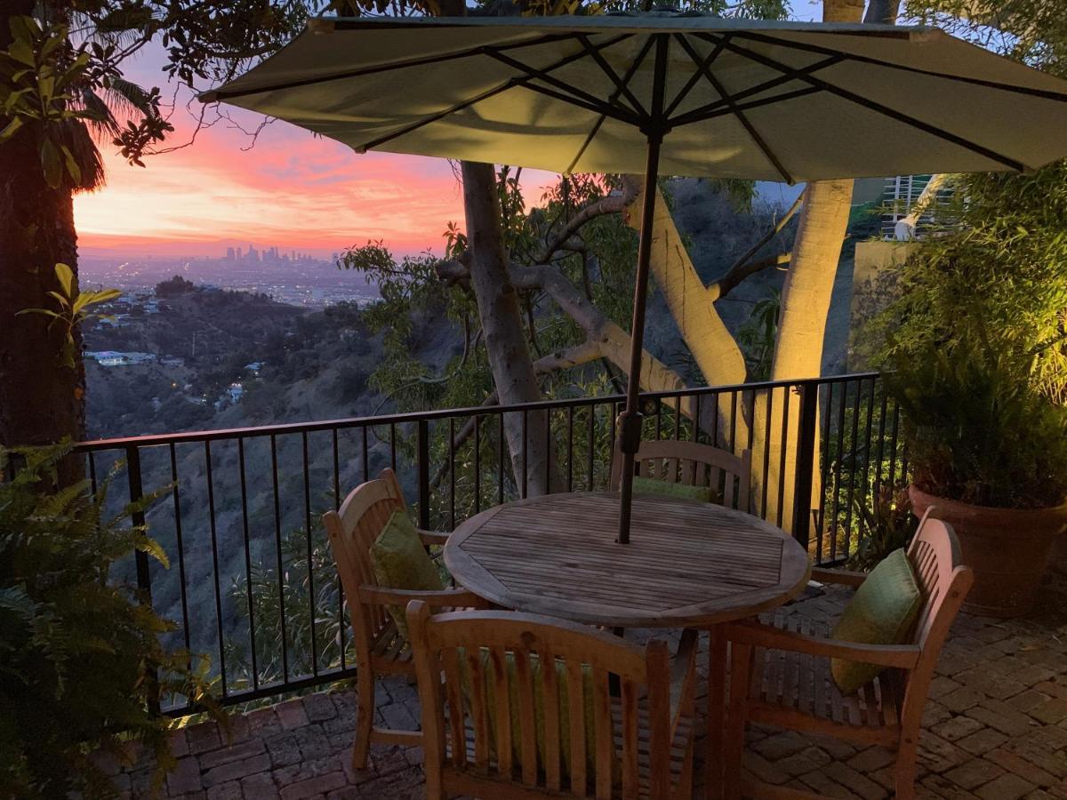 Hollywood Hills Jetliner Views At 1080 Hollywood Apartment