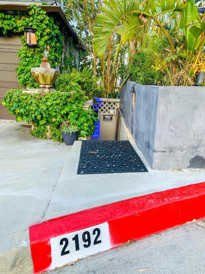 Hollywood Hills Jetliner Views At 1080 Hollywood Apartment Los Angeles