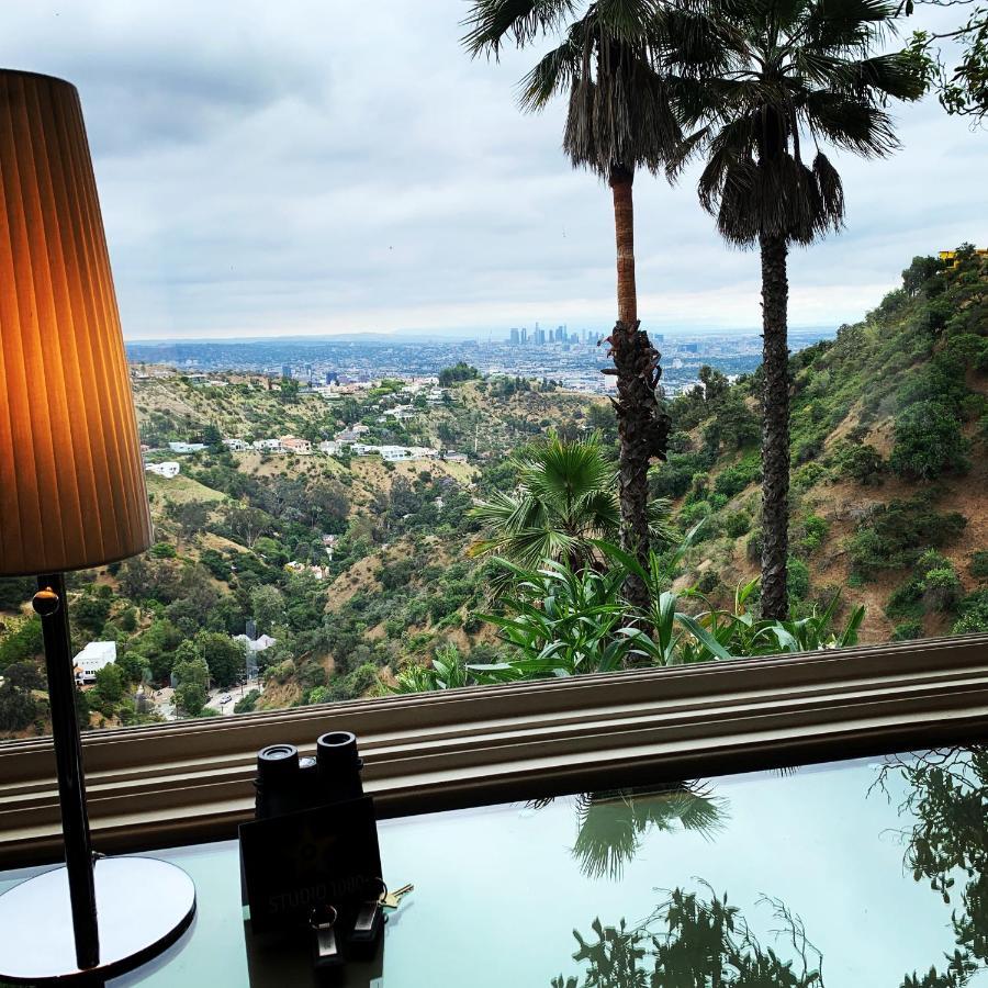Hollywood Hills Jetliner Views At 1080 Hollywood Apartment