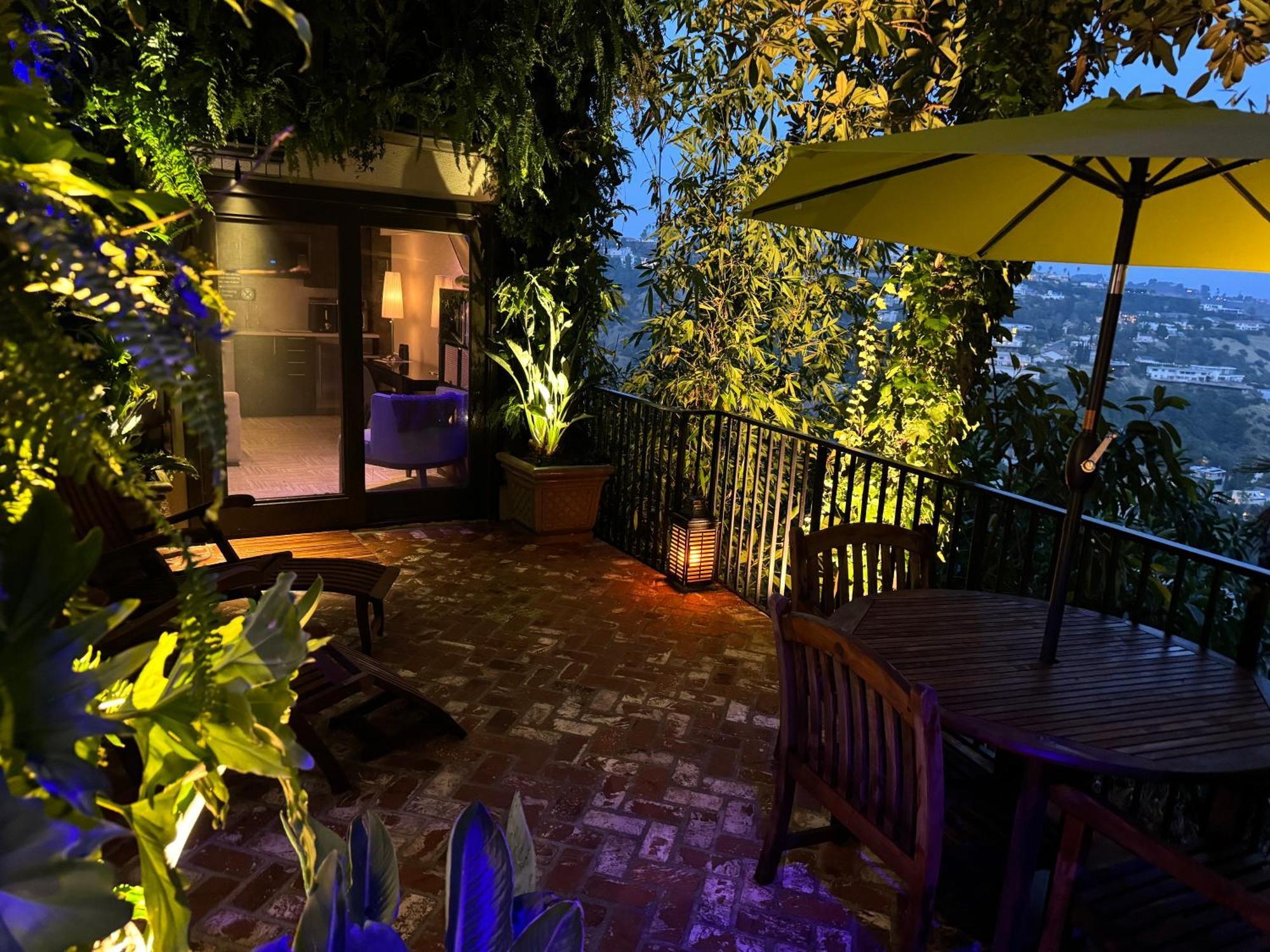 Hollywood Hills Jetliner Views At 1080 Hollywood Apartment Los Angeles