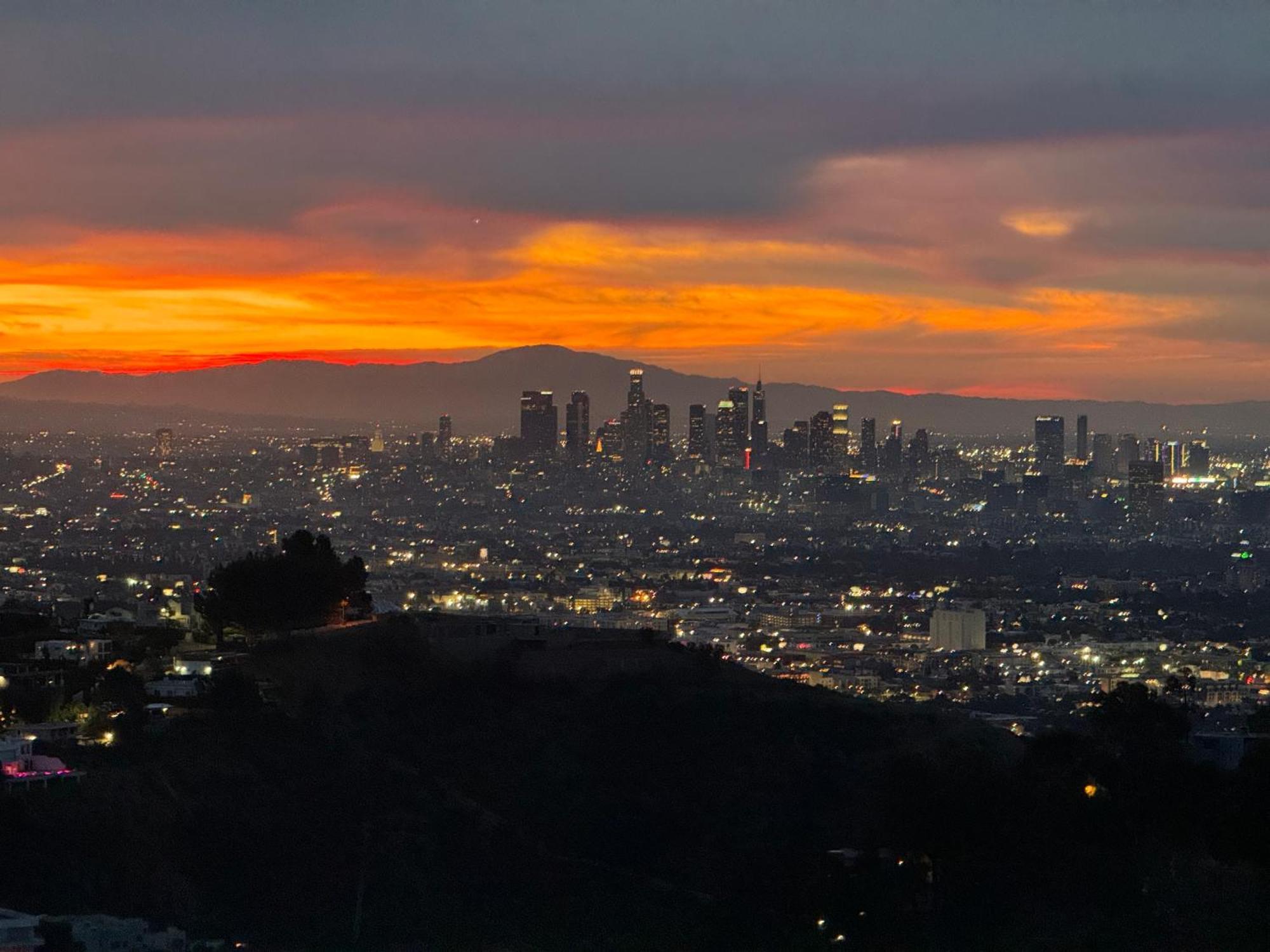 Hollywood Hills Jetliner Views At 1080 Hollywood *