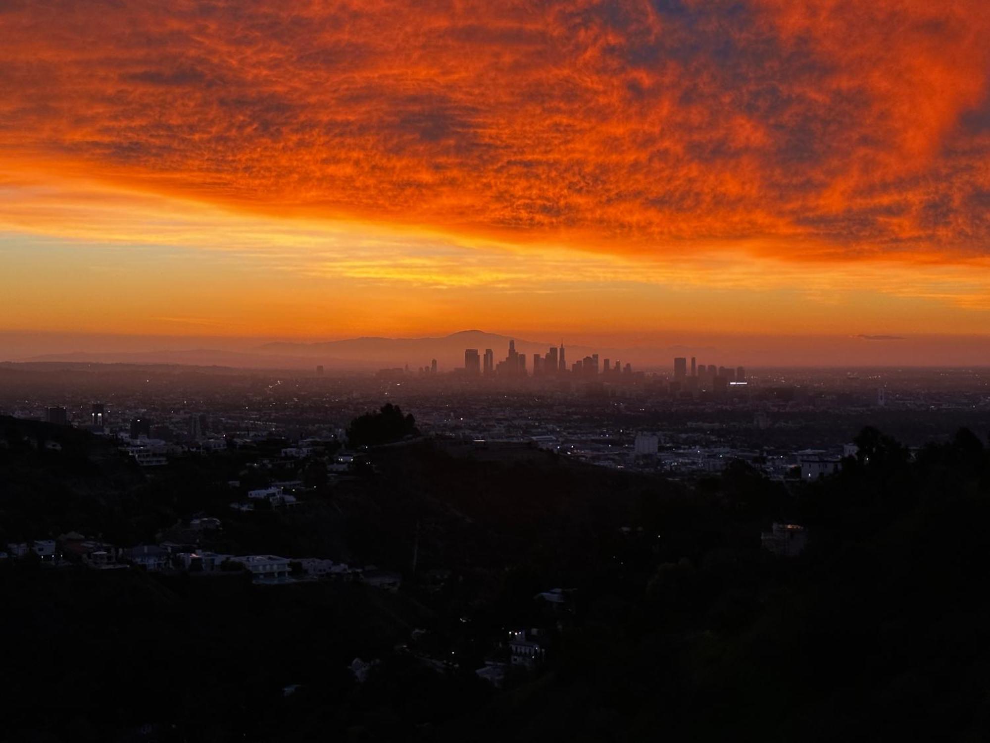 Hollywood Hills Jetliner Views At 1080 Hollywood Apartment