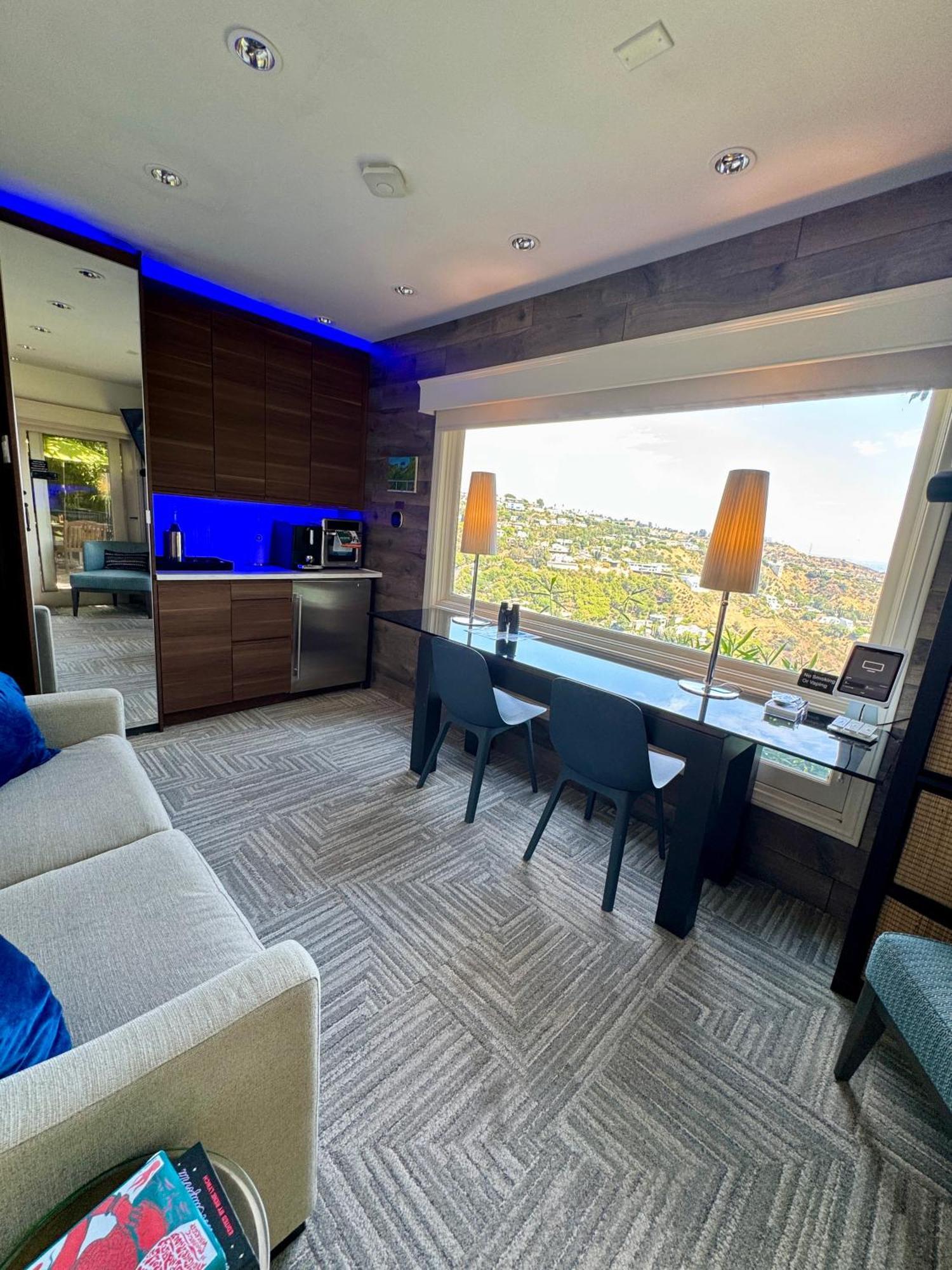Hollywood Hills Jetliner Views At 1080 Hollywood Los Ángeles